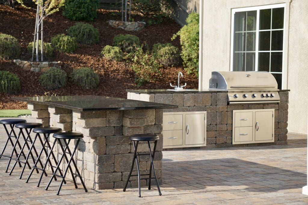 Outdoor Dining with a Custom Outdoor Kitchen